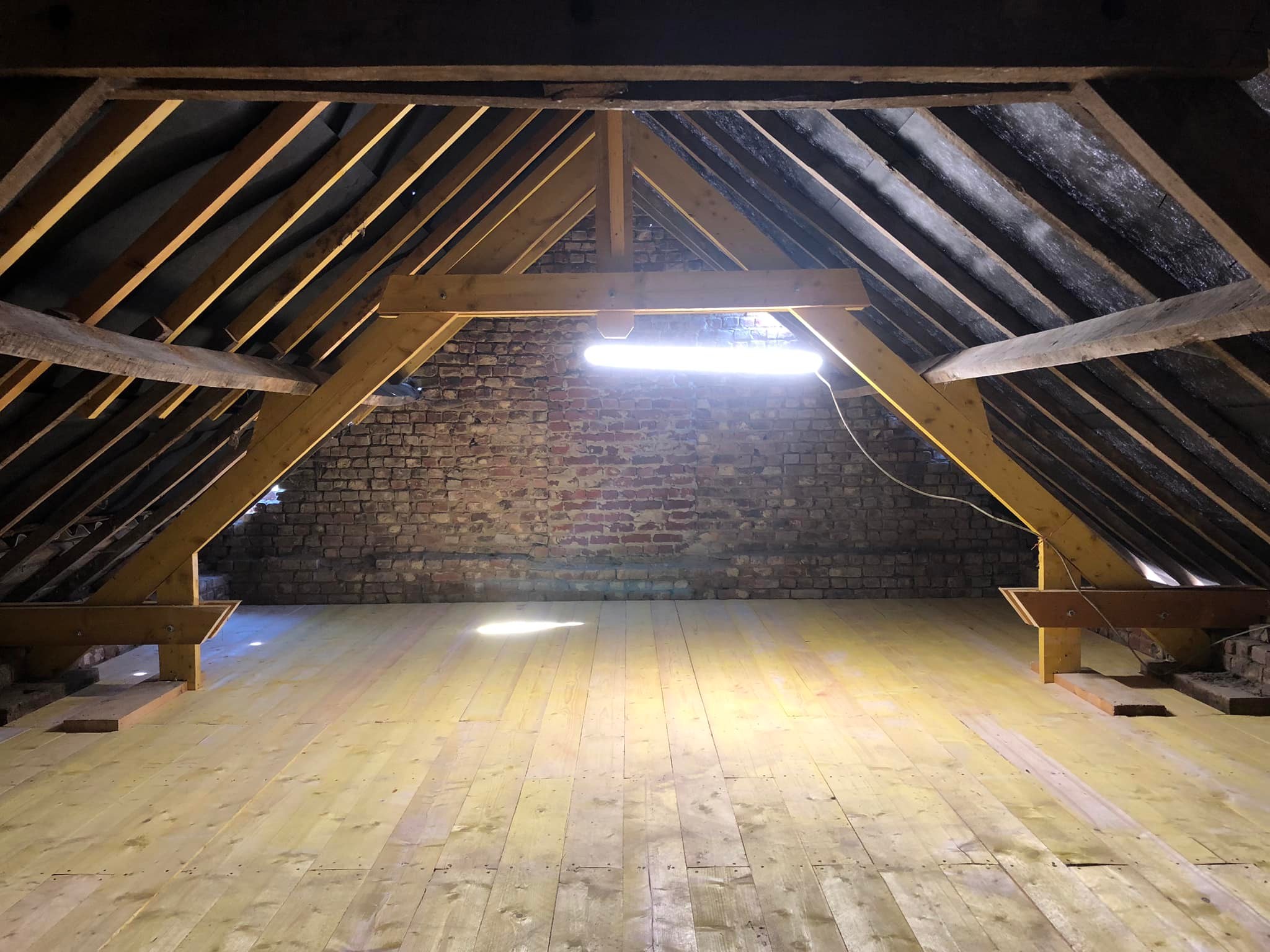 Pose d'isolant sous une toiture pour l'isolation des combles