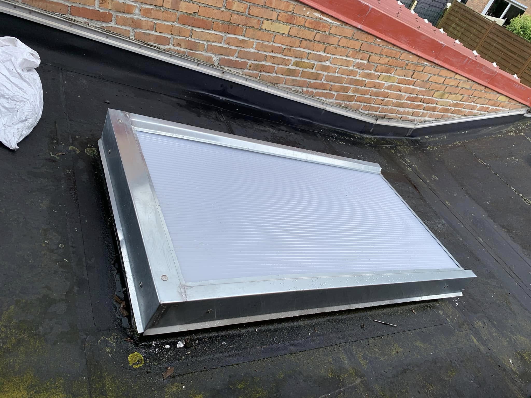 Travaux de zinguerie sur une toiture, pose de gouttières